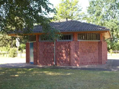 Das Gebäude in dem sich das Ferienhaus befindet