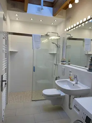 Ein Badezimmer in der Unterkunft Ferienwohnung im Stadtzentrum von Bernau - Komfortable Wohnung mit 2 Zimmern, Bad, Spülmaschine, Waschmaschine, komplette Küche, WLAN, Terrasse, ruhige Lage