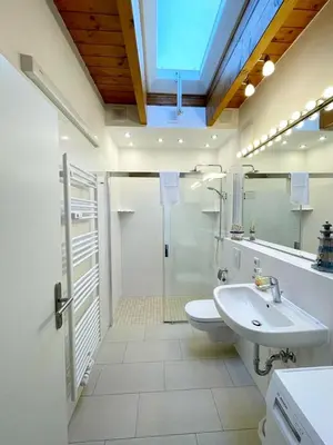 Ein Badezimmer in der Unterkunft Ferienwohnung im Stadtzentrum von Bernau - Komfortable Wohnung mit 2 Zimmern, Bad, Spülmaschine, Waschmaschine, komplette Küche, WLAN, Terrasse, ruhige Lage