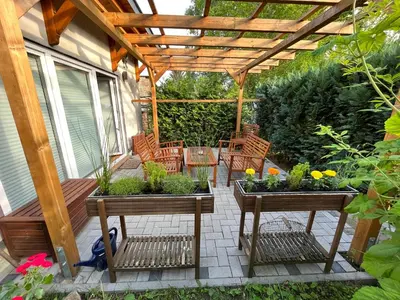 Ein Garten an der Unterkunft Ferienwohnung im Stadtzentrum von Bernau - Komfortable Wohnung mit 2 Zimmern, Bad, Spülmaschine, Waschmaschine, komplette Küche, WLAN, Terrasse, ruhige Lage