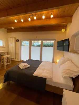 Ein Bett oder Betten in einem Zimmer der Unterkunft Ferienwohnung im Stadtzentrum von Bernau - Komfortable Wohnung mit 2 Zimmern, Bad, Spülmaschine, Waschmaschine, komplette Küche, WLAN, Terrasse, ruhige Lage