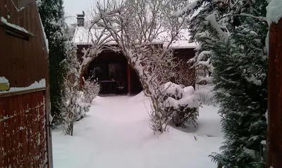 Norwegisches Holzhaus im Winter