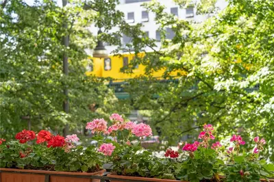 Ein Garten an der Unterkunft Holiday 33 Apartments EFG Schönhauser Allee mit Balkon