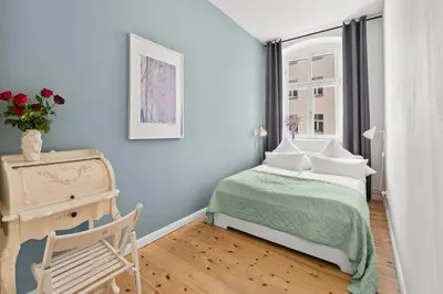 Ein Bett oder Betten in einem Zimmer der Unterkunft Holiday 33 Apartments EFG Schönhauser Allee mit Balkon
