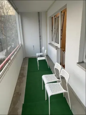 Ein Balkon oder eine Terrasse in der Unterkunft Gemütliche Wohnung mit Smart-TV und großem Balkon