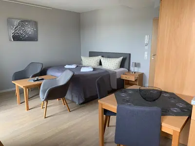 Ein Bett oder Betten in einem Zimmer der Unterkunft Einraumapartment mit Seeblickbalkon