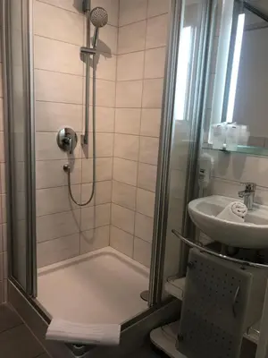 Ein Badezimmer in der Unterkunft Einraumapartment mit Seeblickbalkon