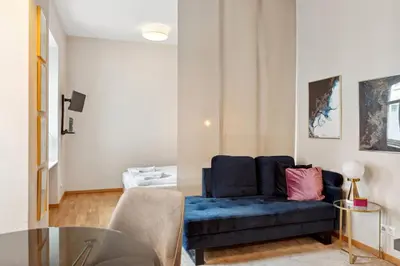 Ein Sitzbereich in der Unterkunft Arbio I Design Studio near Deutsche Oper Berlin