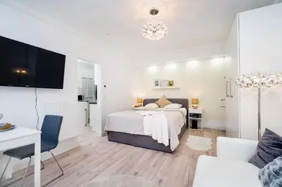 Ein Bett oder Betten in einem Zimmer der Unterkunft Lachmann Budget Studio Kreuzberg - 1 BR, central location in XBerg, modern decor