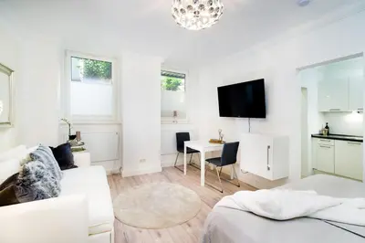 TV/Unterhaltungsangebot in der Unterkunft Lachmann Budget Studio Kreuzberg - 1 BR, central location in XBerg, modern decor
