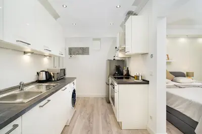 Küche/Küchenzeile in der Unterkunft Lachmann Budget Studio Kreuzberg - 1 BR, central location in XBerg, modern decor