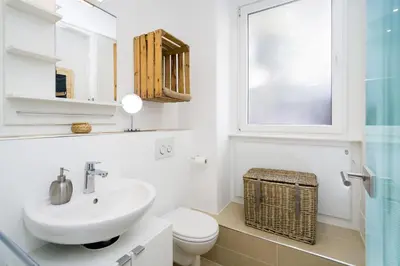 Ein Badezimmer in der Unterkunft Lachmann Budget Studio Kreuzberg - 1 BR, central location in XBerg, modern decor