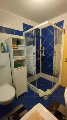 Ein Badezimmer in der Unterkunft Gästehaus mit 3 separaten Schlafbereichen, Terrasse und Carport