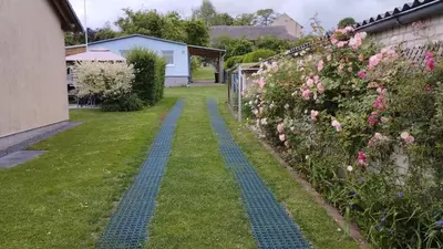 Ein Garten an der Unterkunft Gästehaus mit 3 separaten Schlafbereichen, Terrasse und Carport