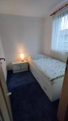 Ein Bett oder Betten in einem Zimmer der Unterkunft Gästehaus mit 3 separaten Schlafbereichen, Terrasse und Carport