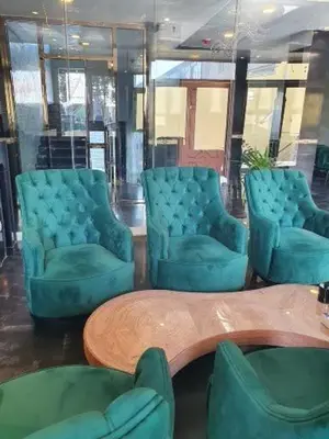 Ein Sitzbereich in der Unterkunft Hotel Grand Inn