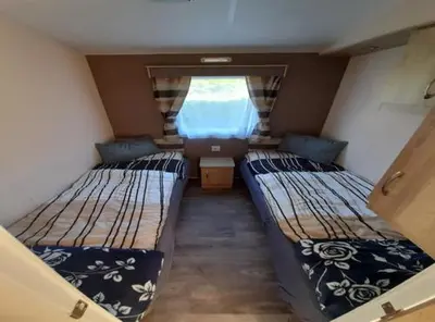 Ein Bett oder Betten in einem Zimmer der Unterkunft De´ Borns Mobielhome