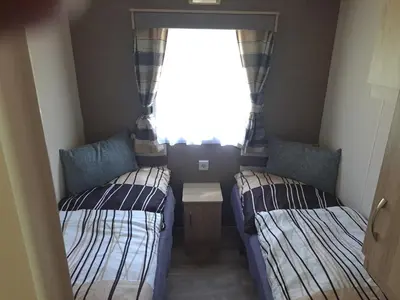Ein Bett oder Betten in einem Zimmer der Unterkunft De´ Borns Mobielhome
