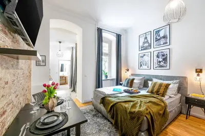 Ein Sitzbereich in der Unterkunft The Koburger II - Stylish studio with extra high bed for kids, 45m2 space, Ideal for families with kids or couples