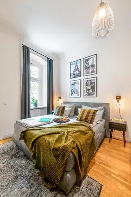 Ein Bett oder Betten in einem Zimmer der Unterkunft The Koburger II - Stylish studio with extra high bed for kids, 45m2 space, Ideal for families with kids or couples