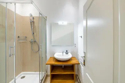 Ein Badezimmer in der Unterkunft The Koburger II - Stylish studio with extra high bed for kids, 45m2 space, Ideal for families with kids or couples