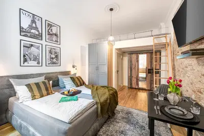 Ein Sitzbereich in der Unterkunft The Koburger II - Stylish studio with extra high bed for kids, 45m2 space, Ideal for families with kids or couples