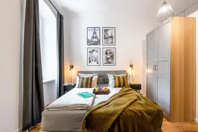 Ein Bett oder Betten in einem Zimmer der Unterkunft The Koburger II - Stylish studio with extra high bed for kids, 45m2 space, Ideal for families with kids or couples