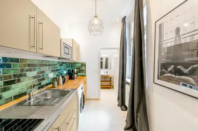 Küche/Küchenzeile in der Unterkunft The Koburger II - Stylish studio with extra high bed for kids, 45m2 space, Ideal for families with kids or couples