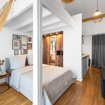 The Koburger I - Stylish studio with extra high bed for kids