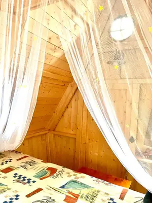 Ein Bett oder Betten in einem Zimmer der Unterkunft Märchenhütte- Campen am Wald und See