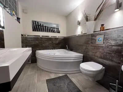 Ein Badezimmer in der Unterkunft Fewo mit Garten, Kamin u. Whirlpool