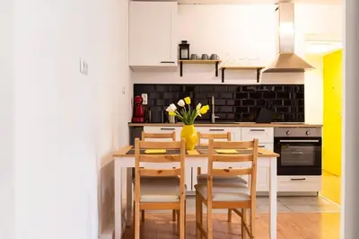 Küche/Küchenzeile in der Unterkunft 2 Bedroom in great location in Kreuzberg