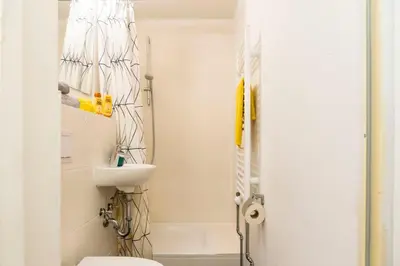 Ein Badezimmer in der Unterkunft 2 Bedroom in great location in Kreuzberg
