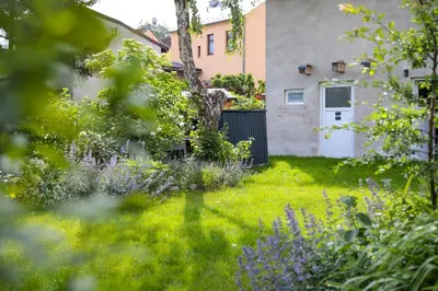 Ein Garten an der Unterkunft Atelierhaus auf der Insel Werder mit Garten, W-Lan und Netflix