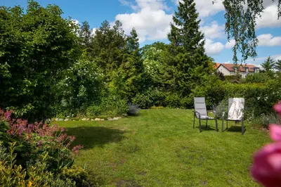 Ein Garten an der Unterkunft Atelierhaus auf der Insel Werder mit Garten, W-Lan und Netflix