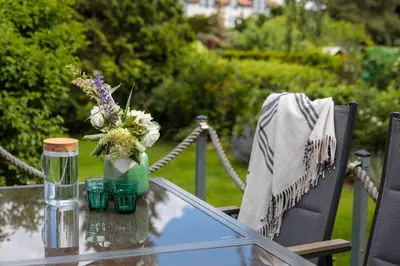 Ein Garten an der Unterkunft Atelierhaus auf der Insel Werder mit Garten, W-Lan und Netflix
