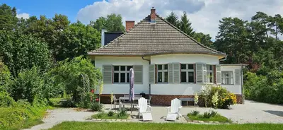 Ein Garten an der Unterkunft Kleines Landhaus am Wald Bad Saarow