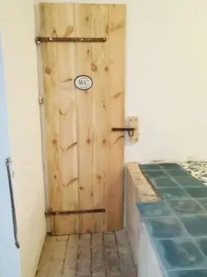Ein Bett oder Betten in einem Zimmer der Unterkunft Zirkuswagen Glamping für 2 mit Veranda Küche Netflix Parken und Hofladen