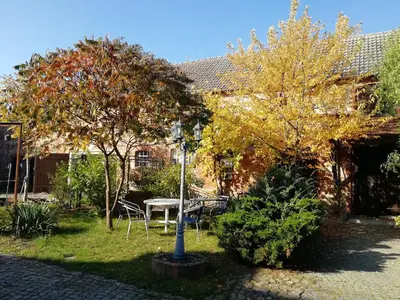 Ein Garten an der Unterkunft Zirkuswagen Glamping für 2 mit Veranda Küche Netflix Parken und Hofladen