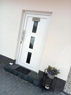 Eine Fassade oder ein Eingang zu Ferienzimmer Waldzauber