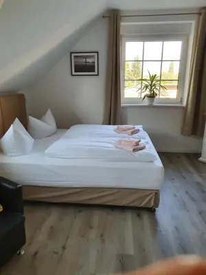 Ein Bett oder Betten in einem Zimmer der Unterkunft Pension Seeschlösschen