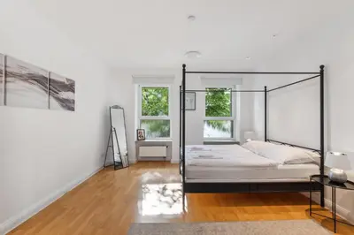 Ein Bett oder Betten in einem Zimmer der Unterkunft Bright 3-room apartment near Prenzlauer Berg