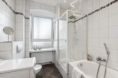 Ein Badezimmer in der Unterkunft Bright 3-room apartment near Prenzlauer Berg