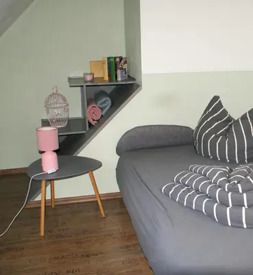 Ein Sitzbereich in der Unterkunft Ferienwohnung Fuchsberge