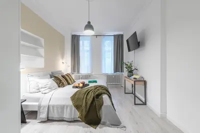 Ein Bett oder Betten in einem Zimmer der Unterkunft The Lohmeyerstr I, lovely 1 BR, group & family friendly, 2 - 4 Guests
