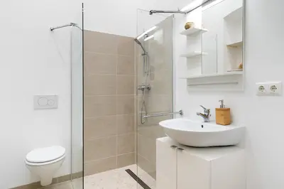 Ein Badezimmer in der Unterkunft The Lohmeyerstr I, lovely 1 BR, group & family friendly, 2 - 4 Guests