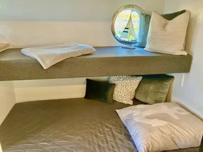 Ein Bett oder Betten in einem Zimmer der Unterkunft HAUSBOOT - Schwimmende feststehende Ferienwohnung direkt auf der Havel mit Weitblick aufs Wasser