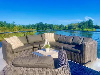 Ein Sitzbereich in der Unterkunft HAUSBOOT - Schwimmende feststehende Ferienwohnung direkt auf der Havel mit Weitblick aufs Wasser