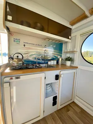 Küche/Küchenzeile in der Unterkunft HAUSBOOT - Schwimmende feststehende Ferienwohnung direkt auf der Havel mit Weitblick aufs Wasser