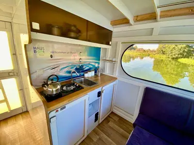 Küche/Küchenzeile in der Unterkunft HAUSBOOT - Schwimmende feststehende Ferienwohnung direkt auf der Havel mit Weitblick aufs Wasser